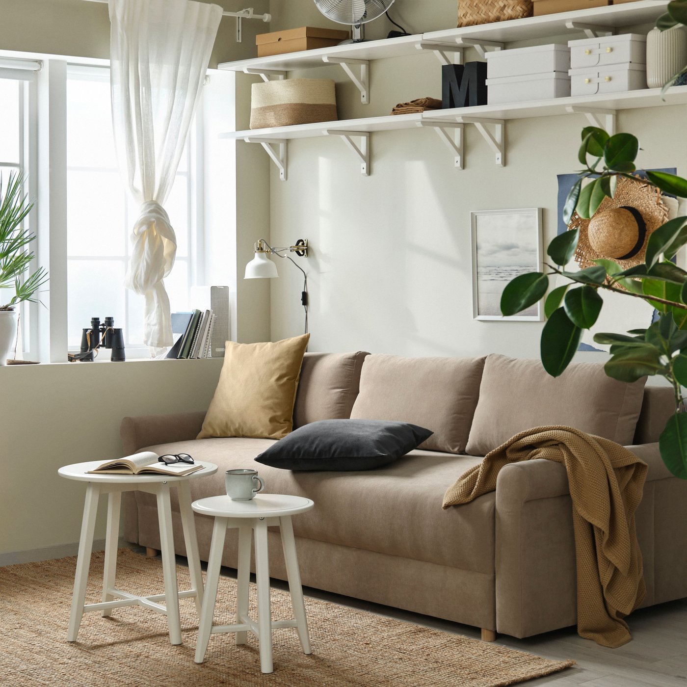 Pokój dzienny z beżową sofą rozkładaną DÅNHULT.