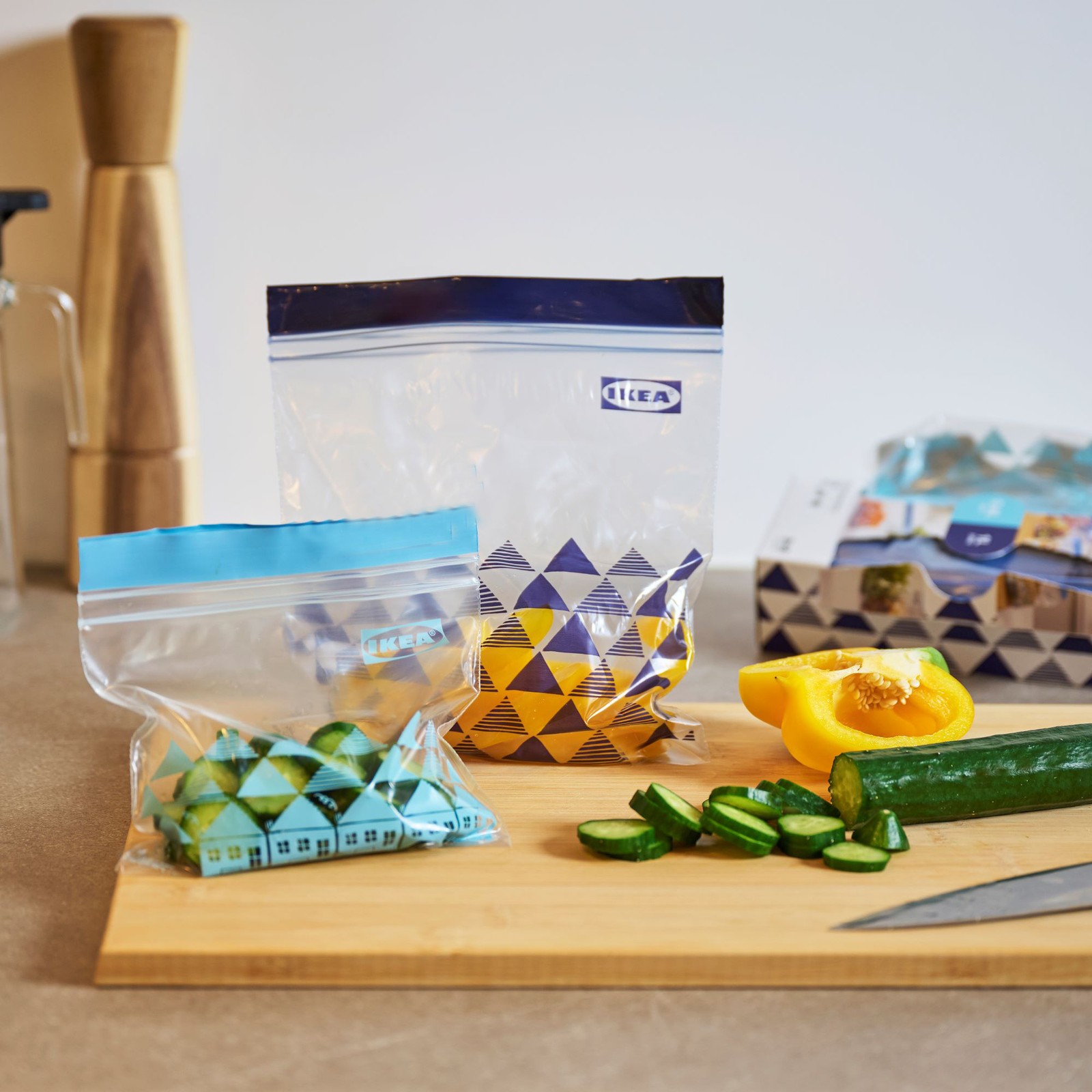 Bambusowa deska do krojenia APTITLIG z woreczkami ISTAD