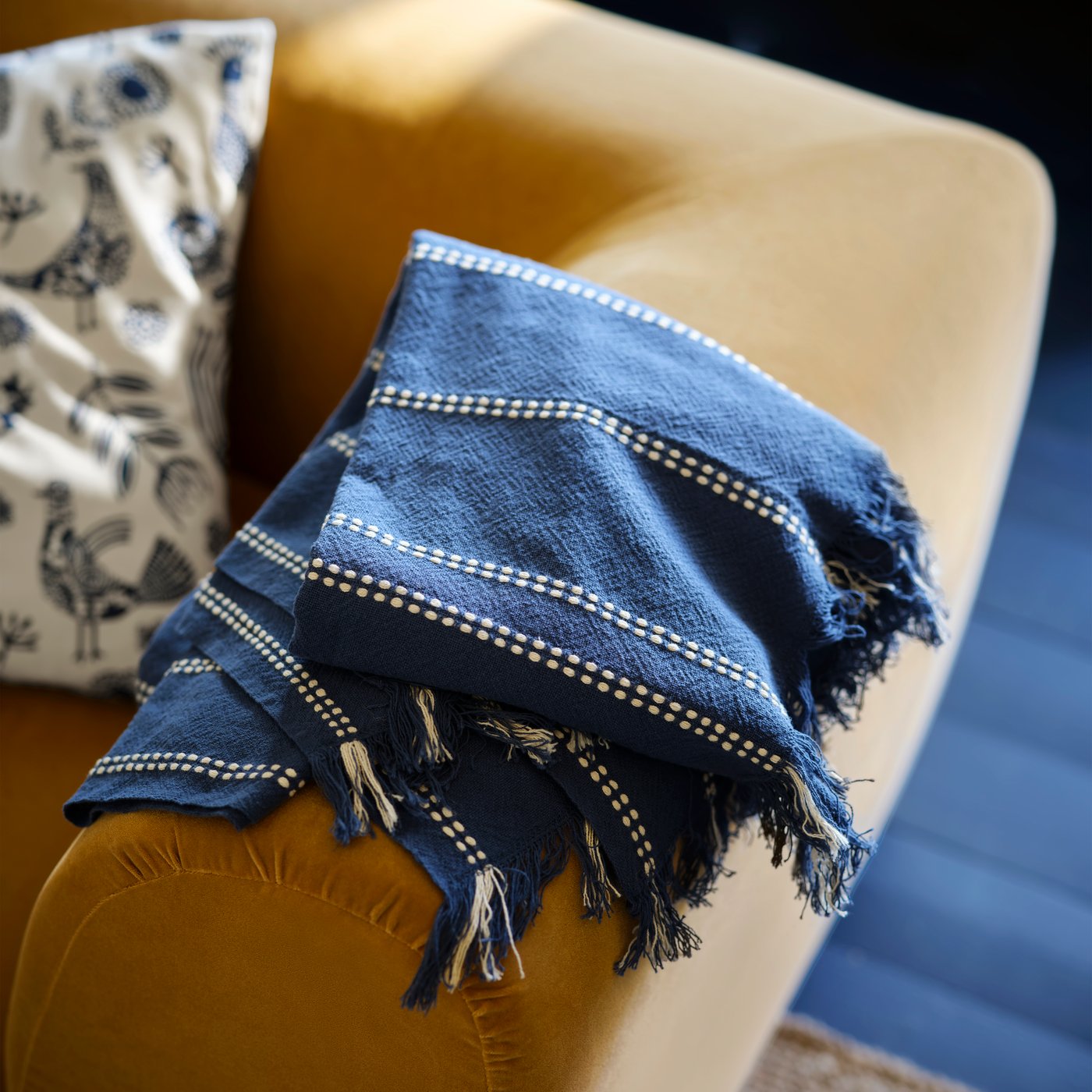 A natural blue/Birds floral pattern KRUTBRÄNNARE cushion cover