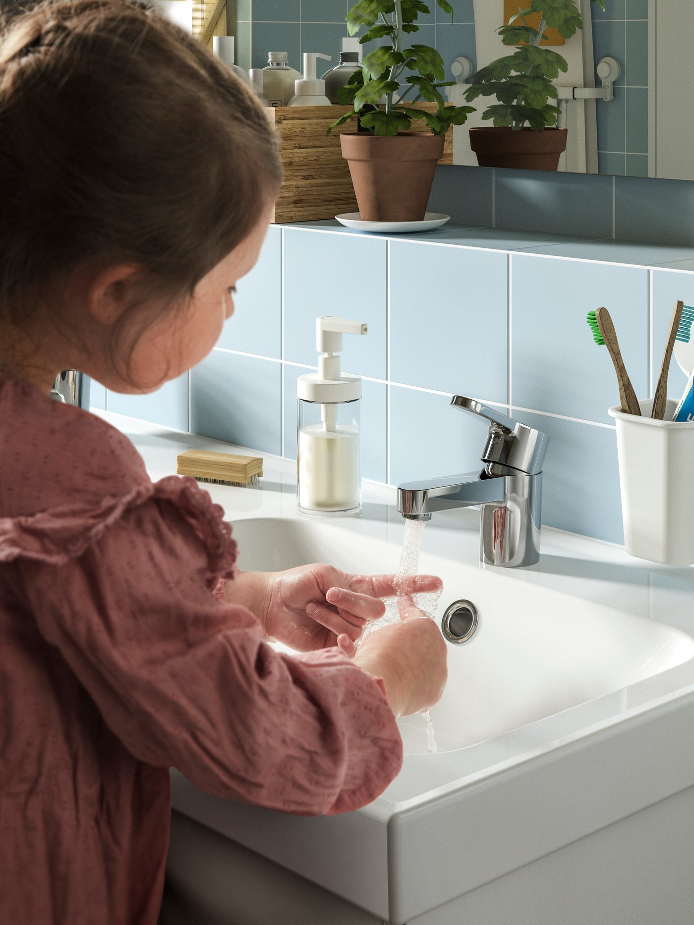 Een witte ORRSJÖN-dubbele wastafel met sifon in de badkamer