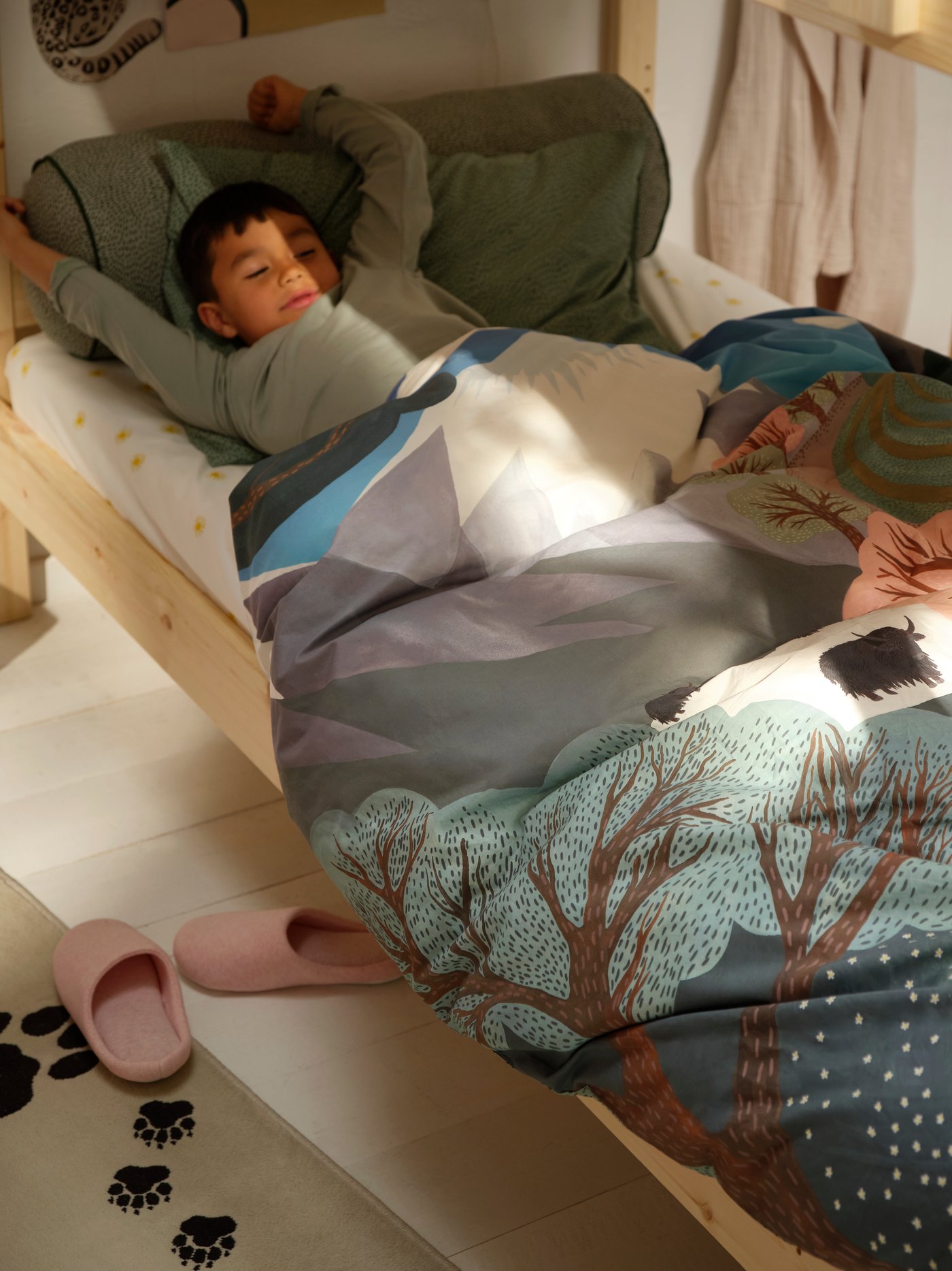 A white yellow/sun pattern ALPTALL fitted sheet in the childrens room