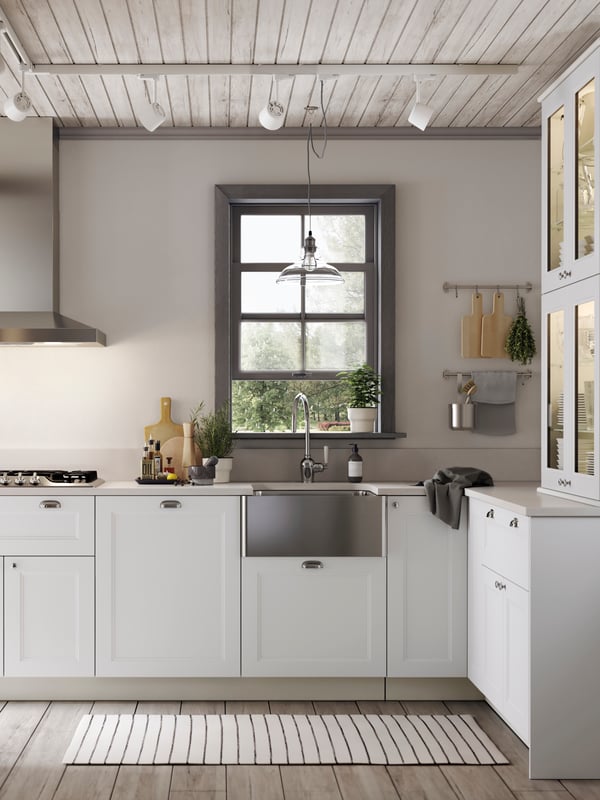 A stainless steel KUNGSFORS rail in the kitchen