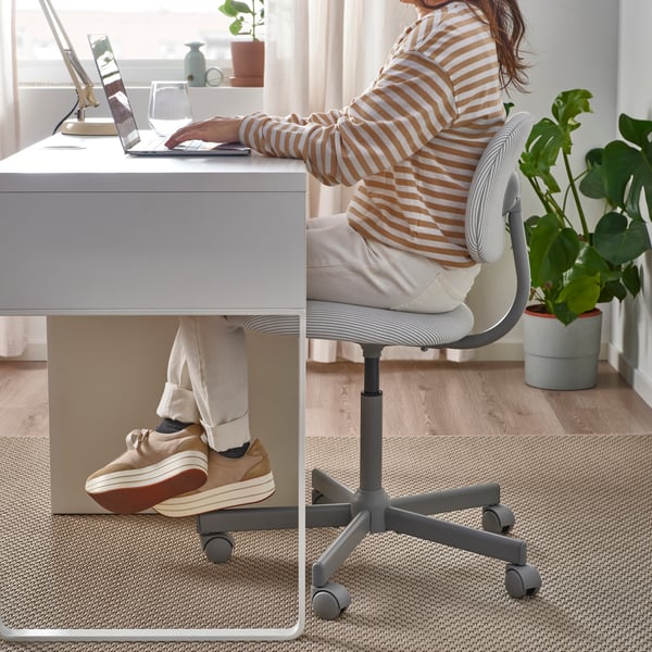 A Klovsta white/grey BLECKBERGET swivel chair