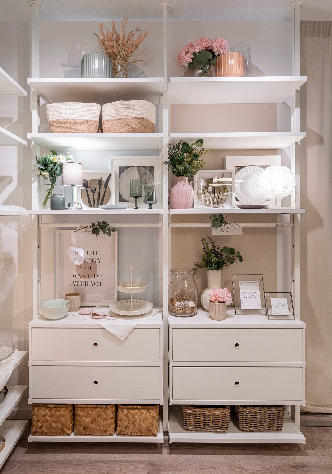 Combinazione di scaffali ELVARLI con in basso due cassetto. In esposizione sopra cornice LERBODA, vaso BEGÄRLIG e alzata a 2 piani GARNERA.