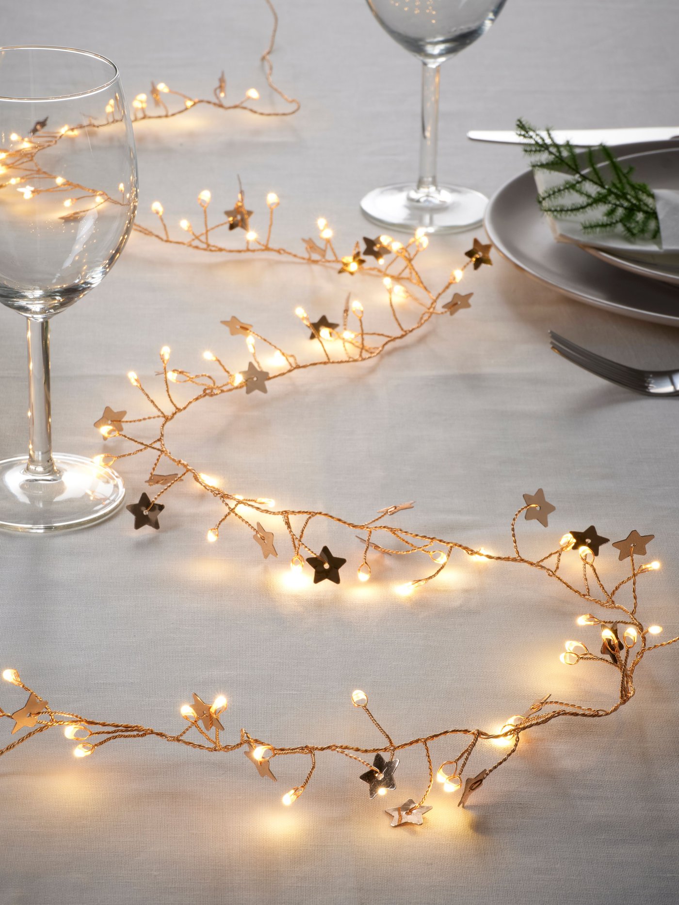 A battery-operated mini/star gold-colour STRÅLA LED lighting chain with 80 lights