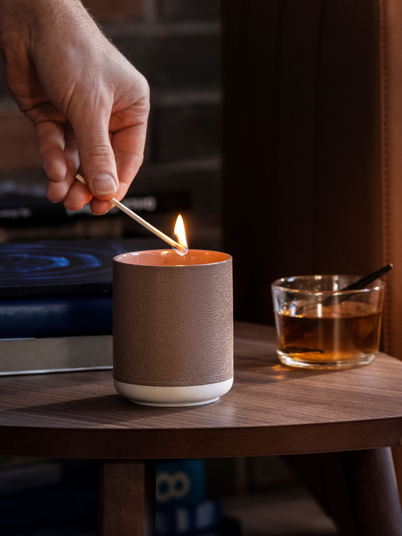 A leather & vanilla/brown SILKESTRÄD scented candle in ceramic jar