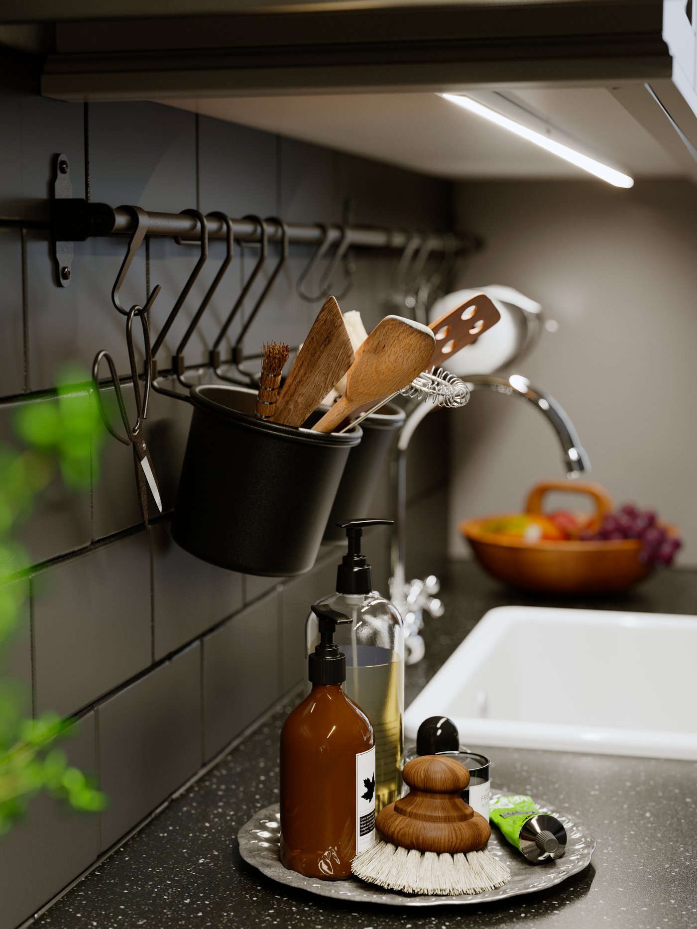 Vægopbevaring i et køkken hænger en sort HULTARP med køkkenudstyr på i et mørkt køkken.