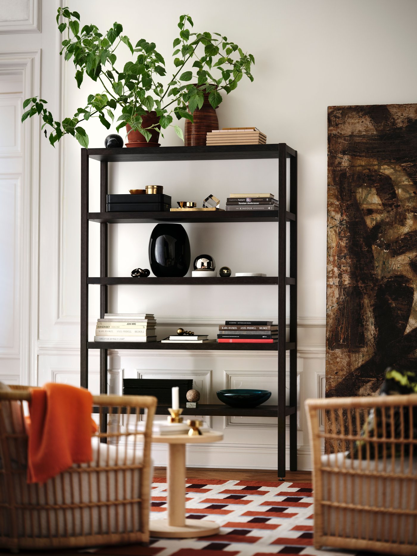 An oak veneer/dark brown STOCKHOLM 2025 shelving unit in the living room