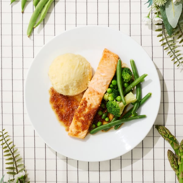 Salmon fillet with garlic sauce