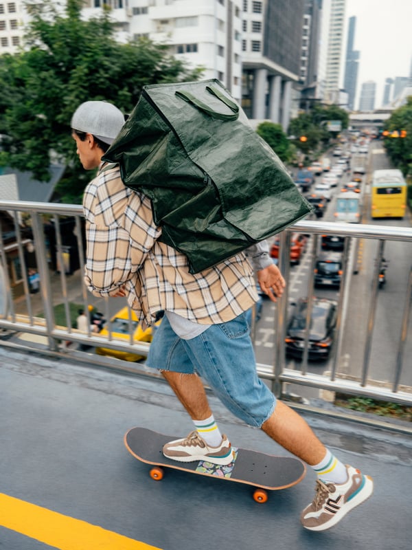 A green KOMPISHÄNG hanging storage with 3 compartments in the NA