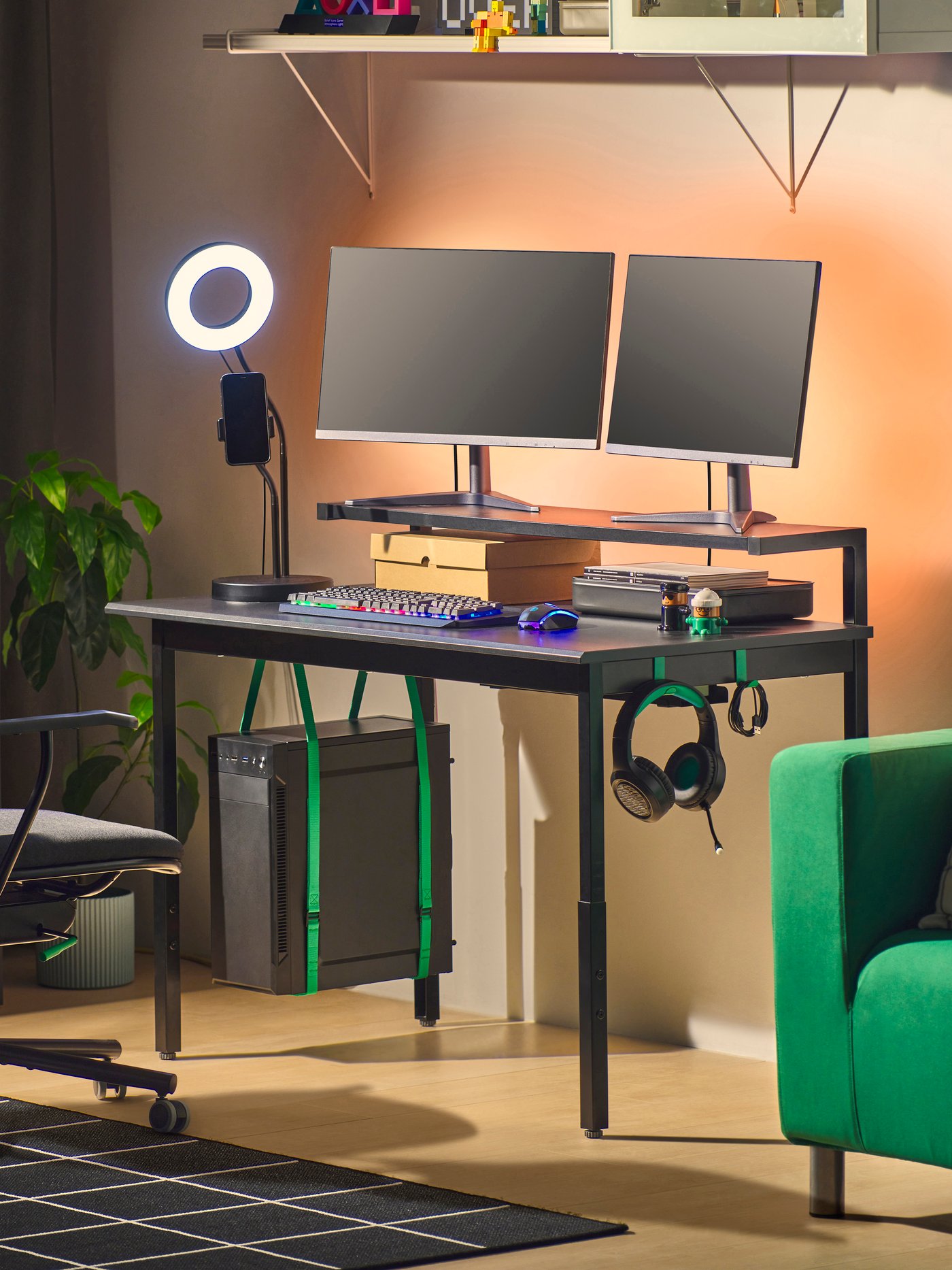 A black UTVISNING gaming desk with shelf