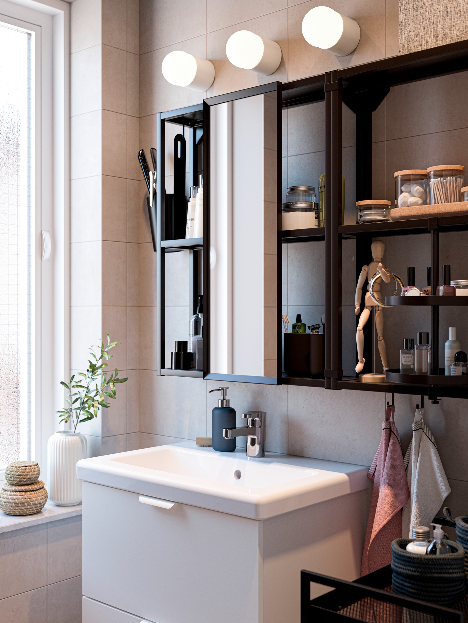 Estructura de pared negra con baldas, espejo deslizante y bandeja giratoria, lavabo / lavabo blancos y tres lámparas de pared blancas.