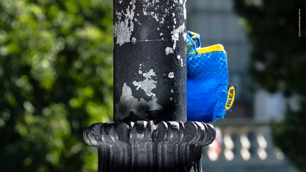 Ein KNÖLIG Schlüsselring hinter einer Säule versteckt. 