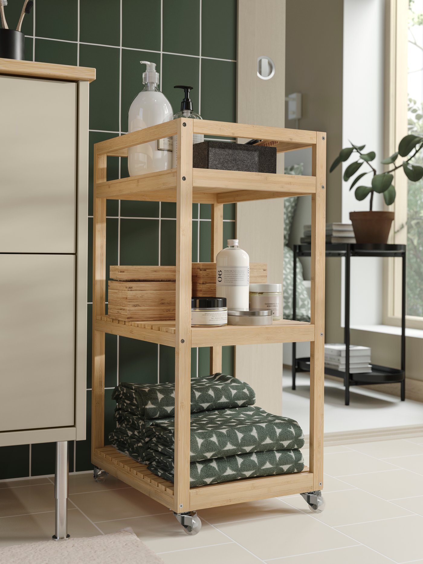 A black GANSJÖN 3-piece bathroom set in the bathroom