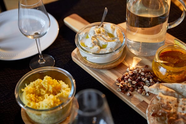 En SMÅÄTA skärbräda i akacia.