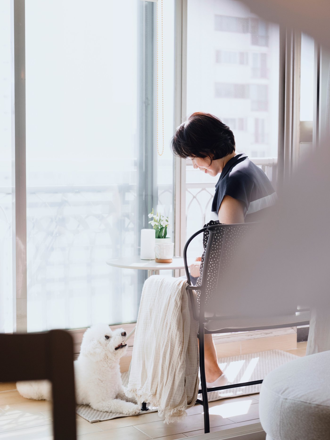 강아지와 함게 앉아 있는 여성의 이미지