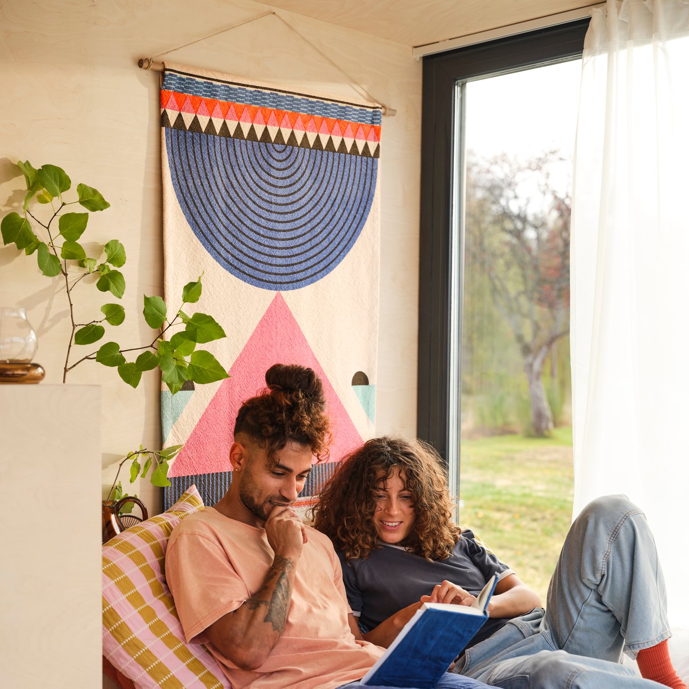 An OMMJÄNGE hanging tapestry
