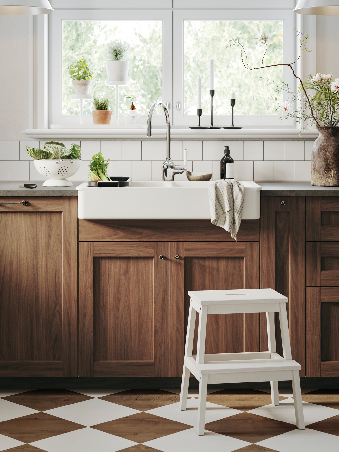 Antracitový cedník LILLHAVET v kuchyni