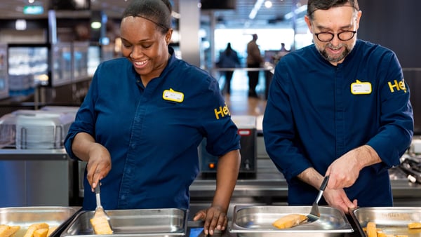 Deux collaborateurs IKEA en train de servir des repa