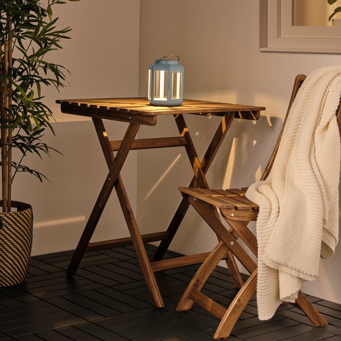 Un juego de balcón con una mesa y silla de terraza plegable ASKHOLMEN.