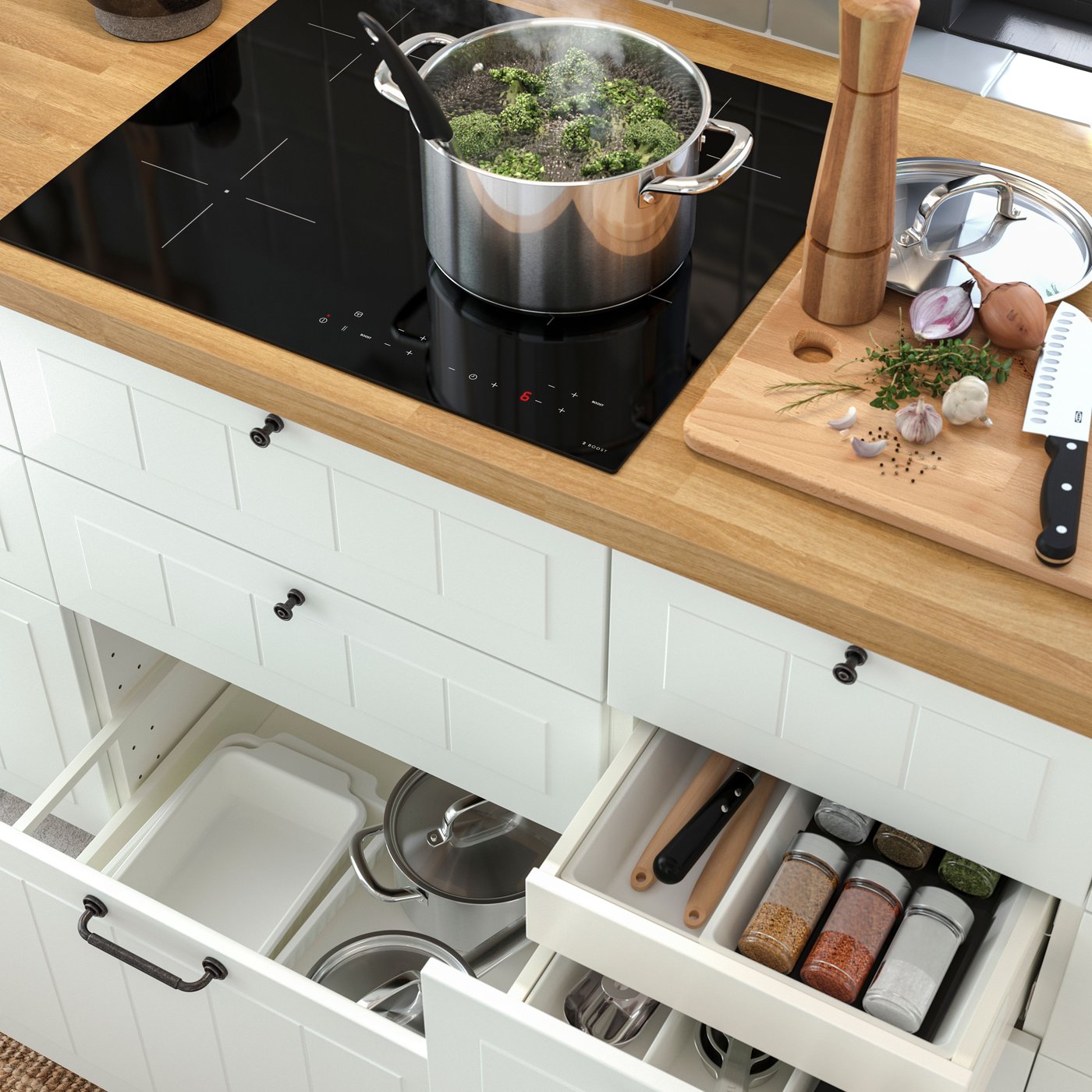 Das Bild zeigt eine moderne Küchenszene aus der Vogelperspektive. Im Mittelpunkt befindet sich ein MATMÄSSIG Induktionskochfeld der Serie IKEA 300. Das Kochfeld ist in eine helle Holzarbeitsplatte eingelassen, die warm wirkt und einen natürlichen Kontrast zur dunklen Kochfläche bildet.