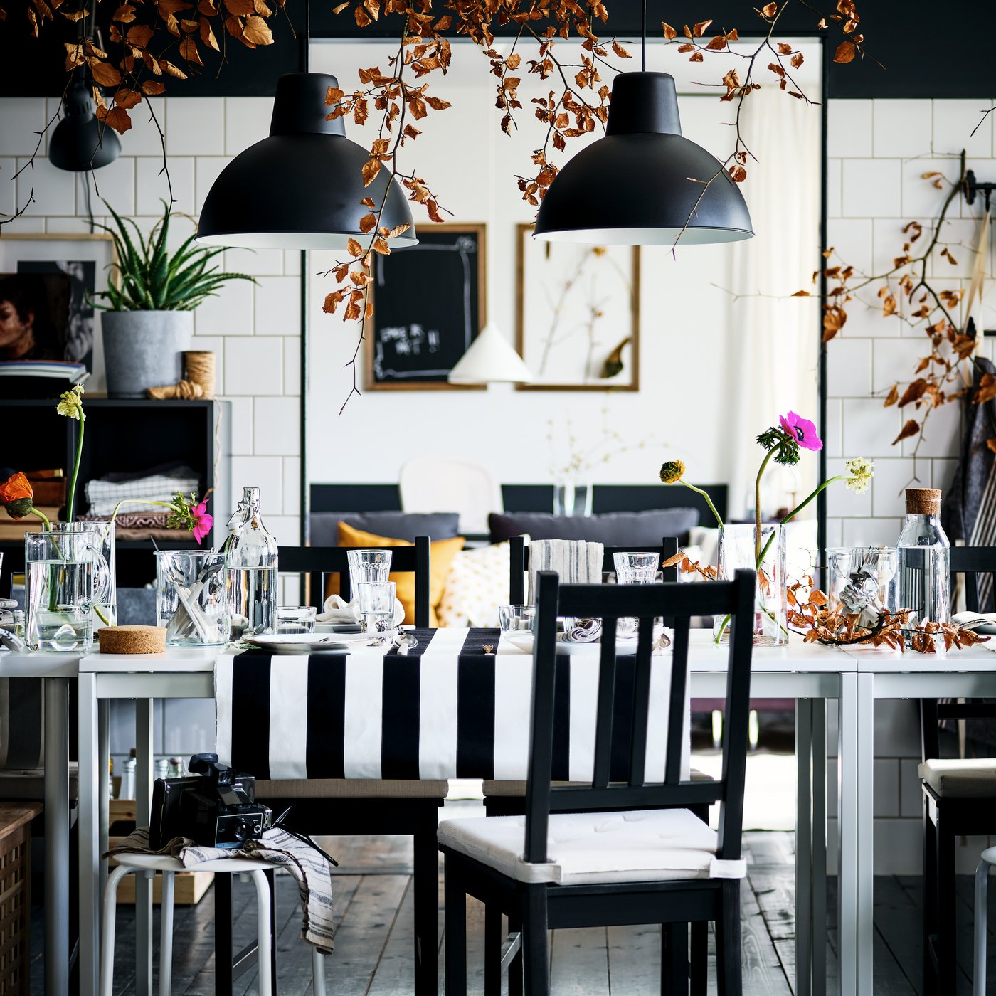 Une chaise STEFAN brun-noir