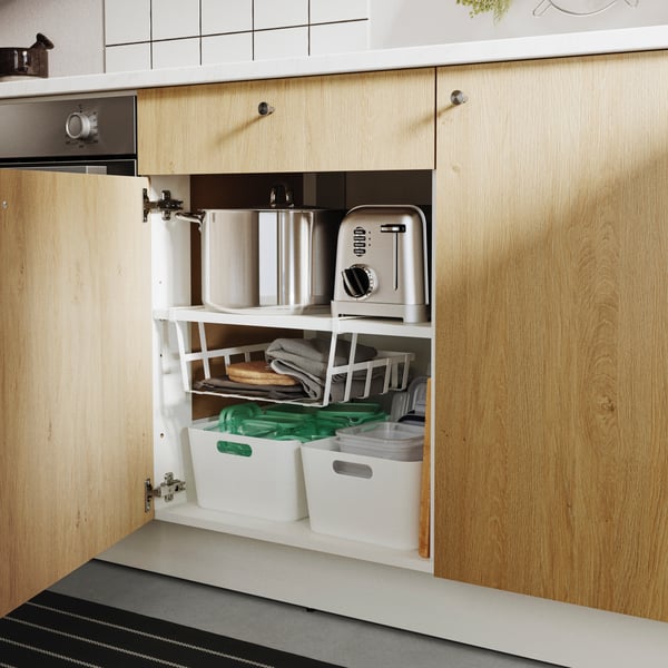 Moderne Küche mit einem KNOXHULT Unterschrank mit Türen und einer Schublade. Im Raum sind verschiedene Küchenutensilien zu sehen.