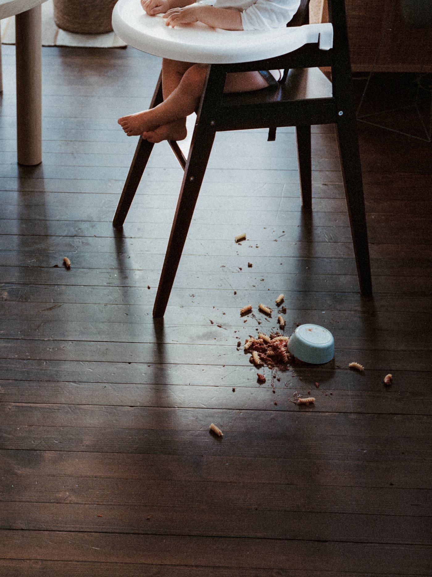 Et barn har kastet tallerkenen sin på gulvet.