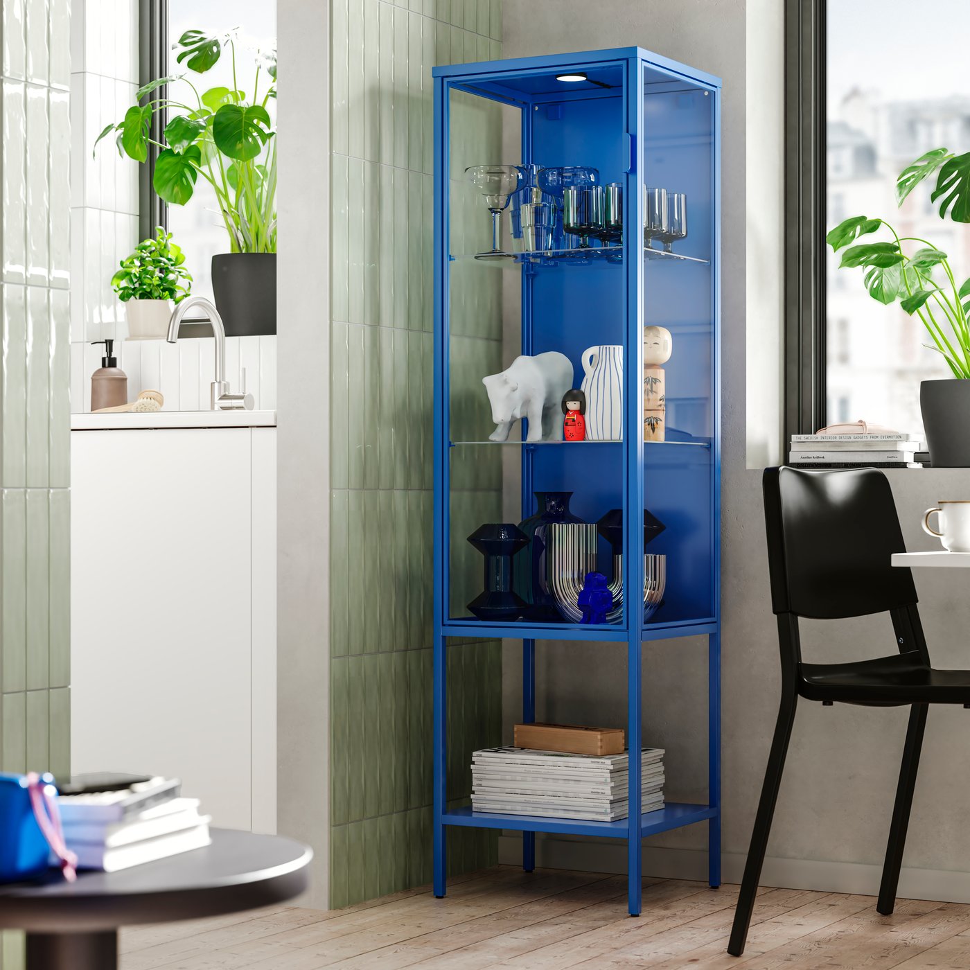 Ein blaues RUDSTA Regal, dass in einem Wohn-Essbereich steht.