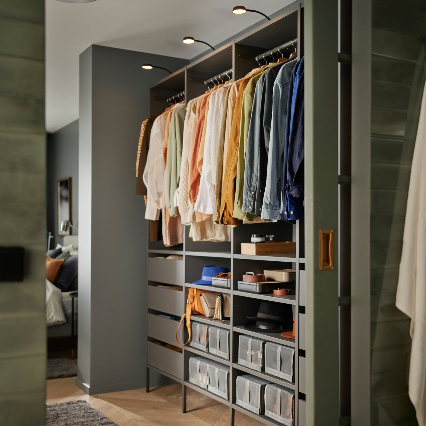 A walk-in closed with an AURDAL system. The wardrobe is full of colorful shirts and clothes, without looking cramped.