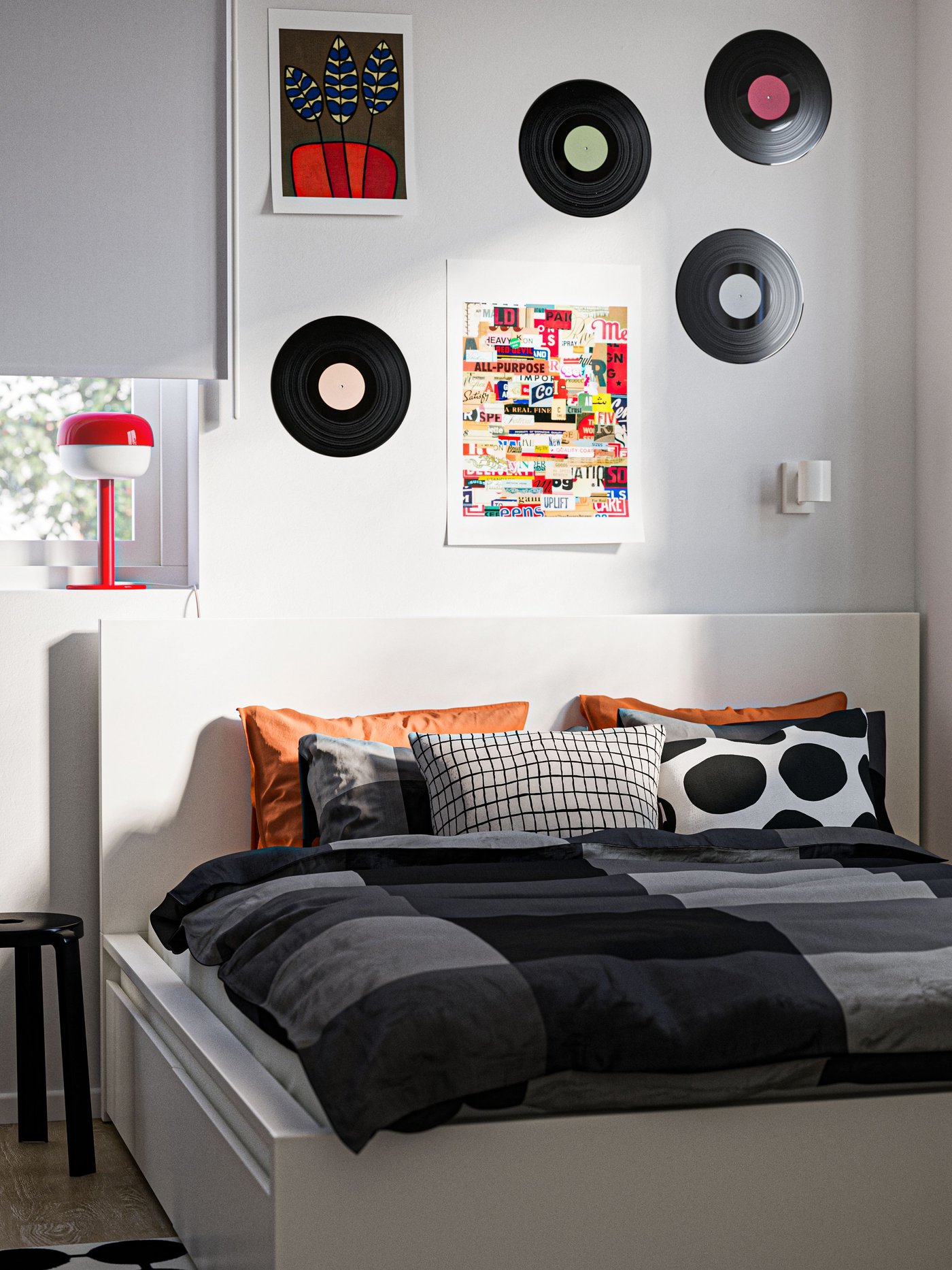 A red-brown ÄNGSLILJA duvet cover and pillowcase in the bedroom