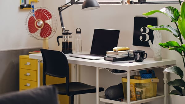 A black SMÄLLEN swivel chair in the home office