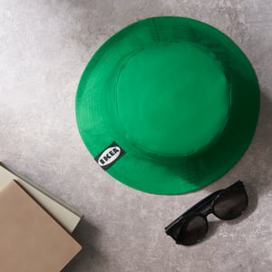 A green AURTIENDE hat