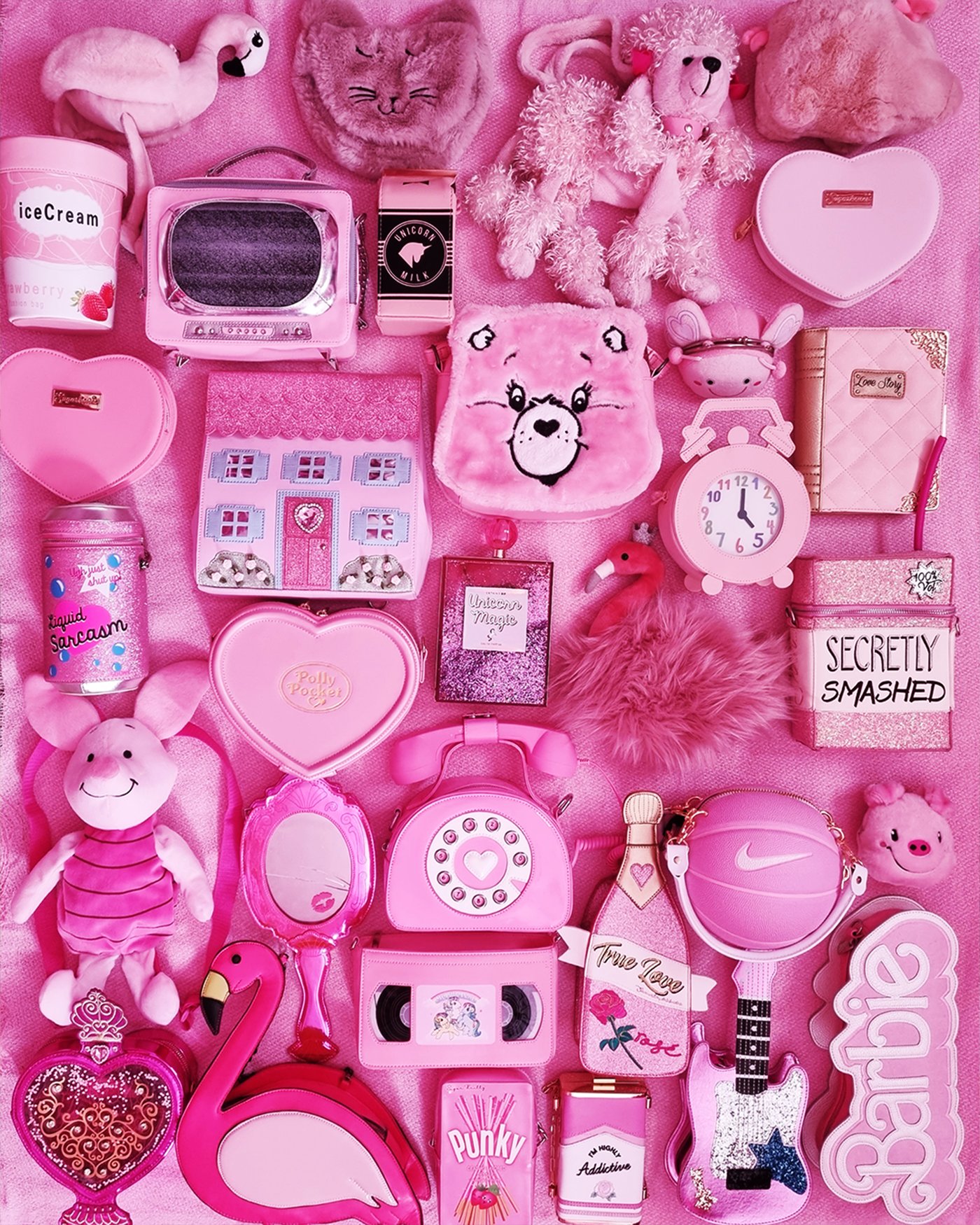 Une collection d'objets et de gadgets roses en gros plan.