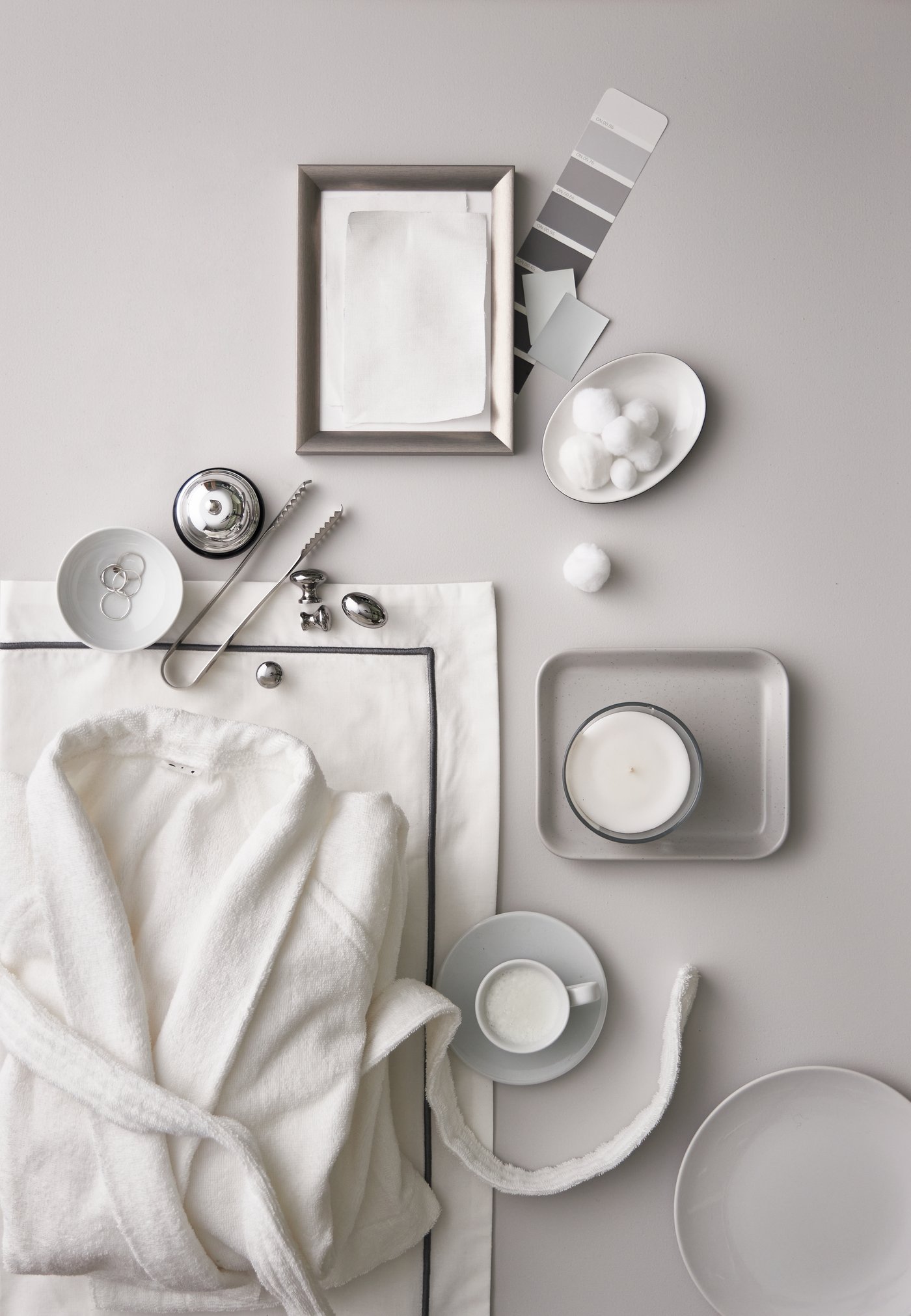 A white VÄRDERA side plate in the bedroom