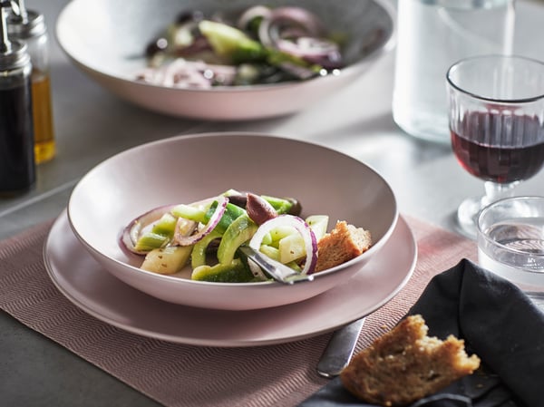 Une assiette FÄRGKLAR rose clair mat