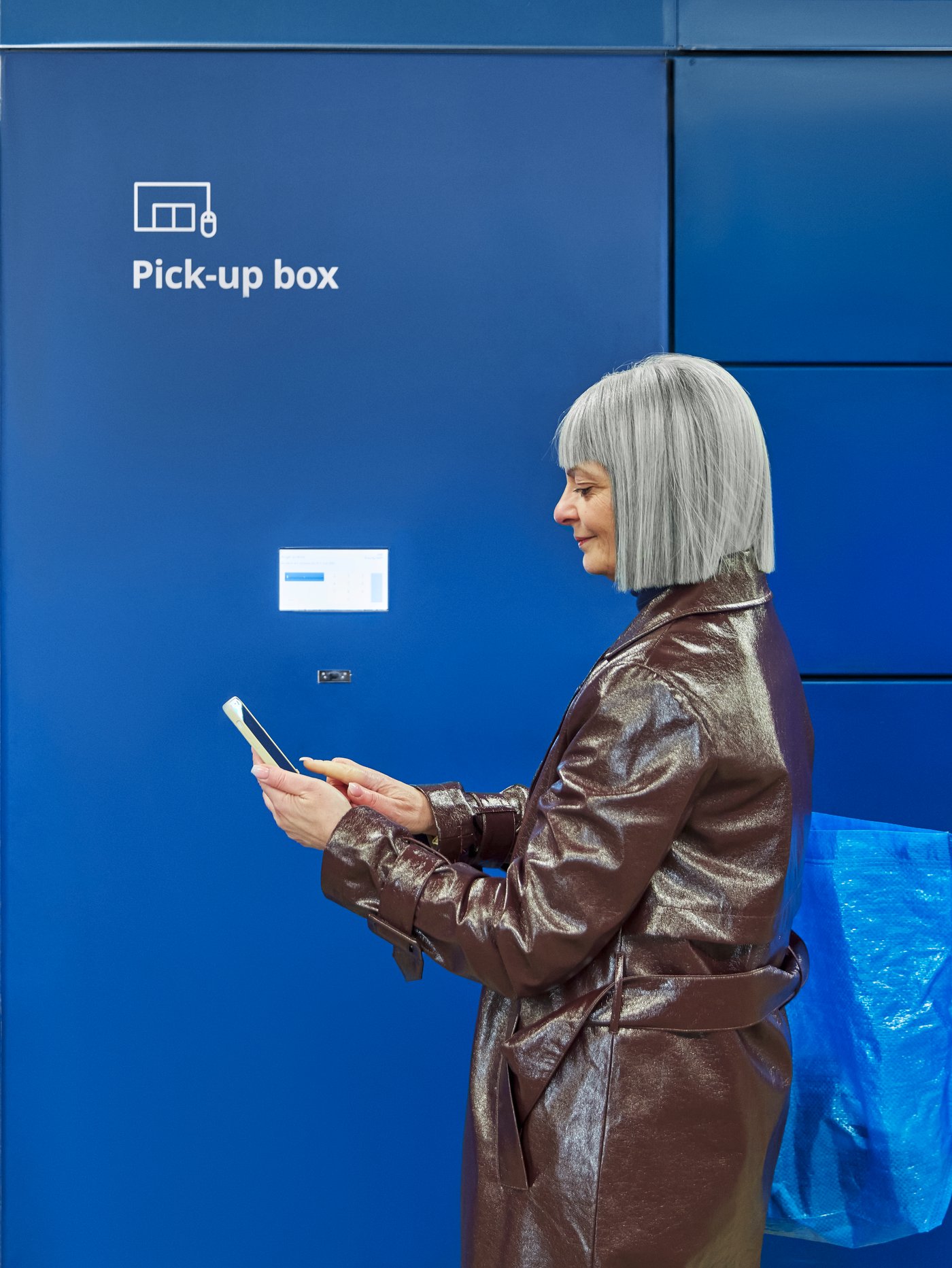 Una donna è davanti a un locker blu IKEA per ritirare la sua ordinazione Click & Collect