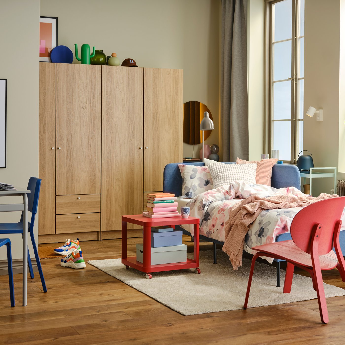 Une armoire VILHATTEN effet chêne avec 2 portes et 2 tiroirs