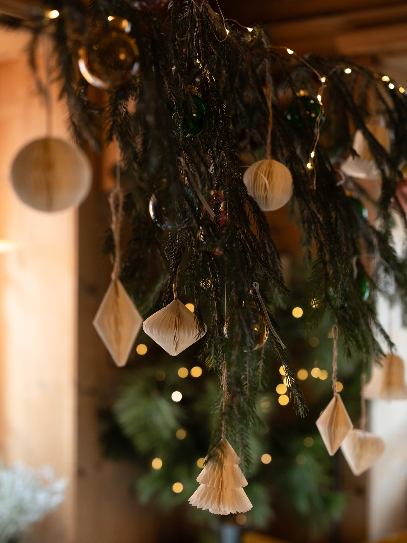 Un ornamento per l'albero in vetro/colori misti VINTERFINT
