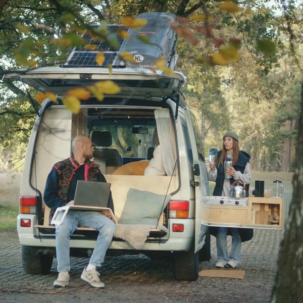 Mobles camper en una furgoneta blanca