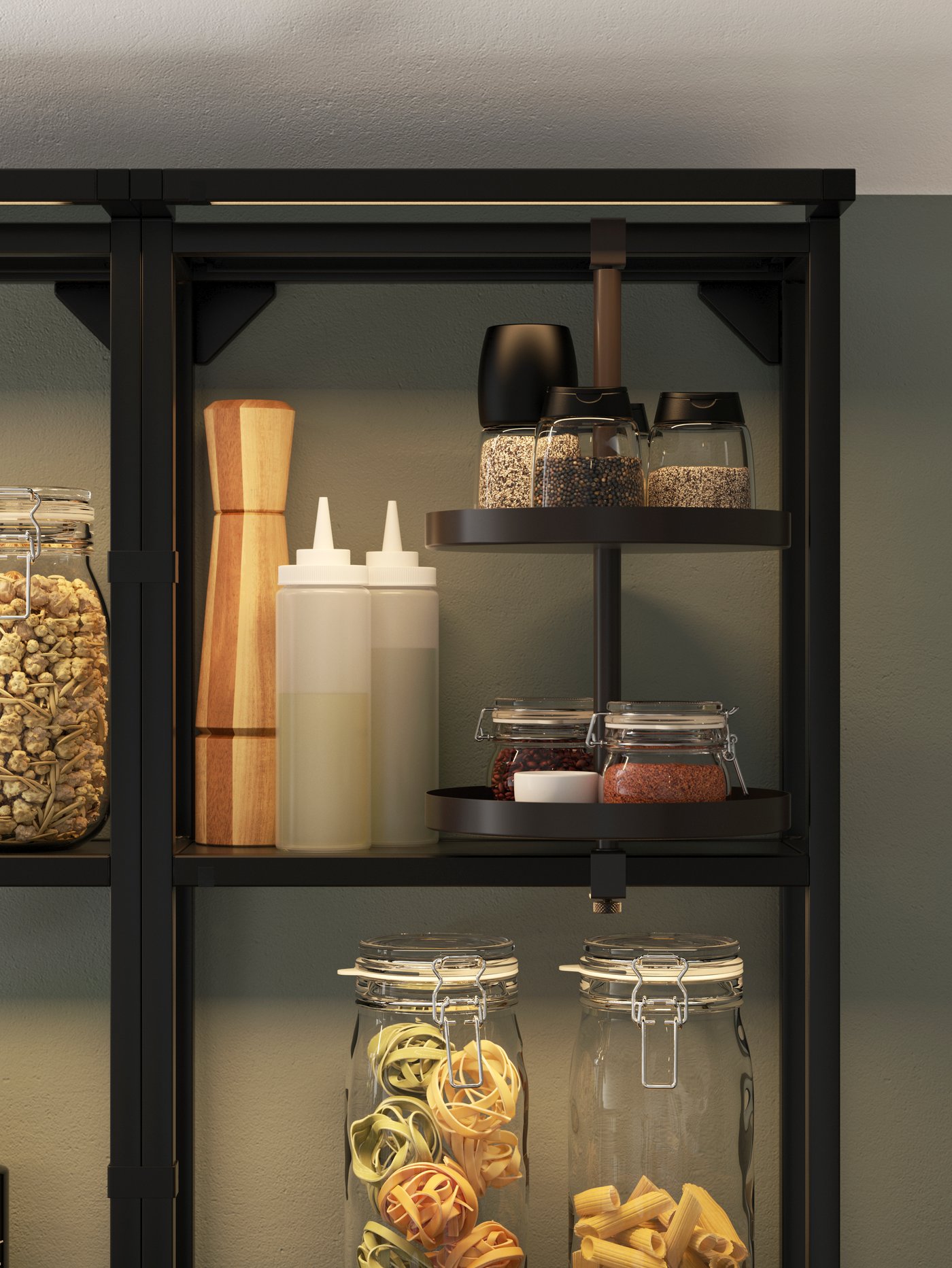 Cocina moderna con un módulo de almacenaje de pared gris con estantes de acero y varios tarros para especias.