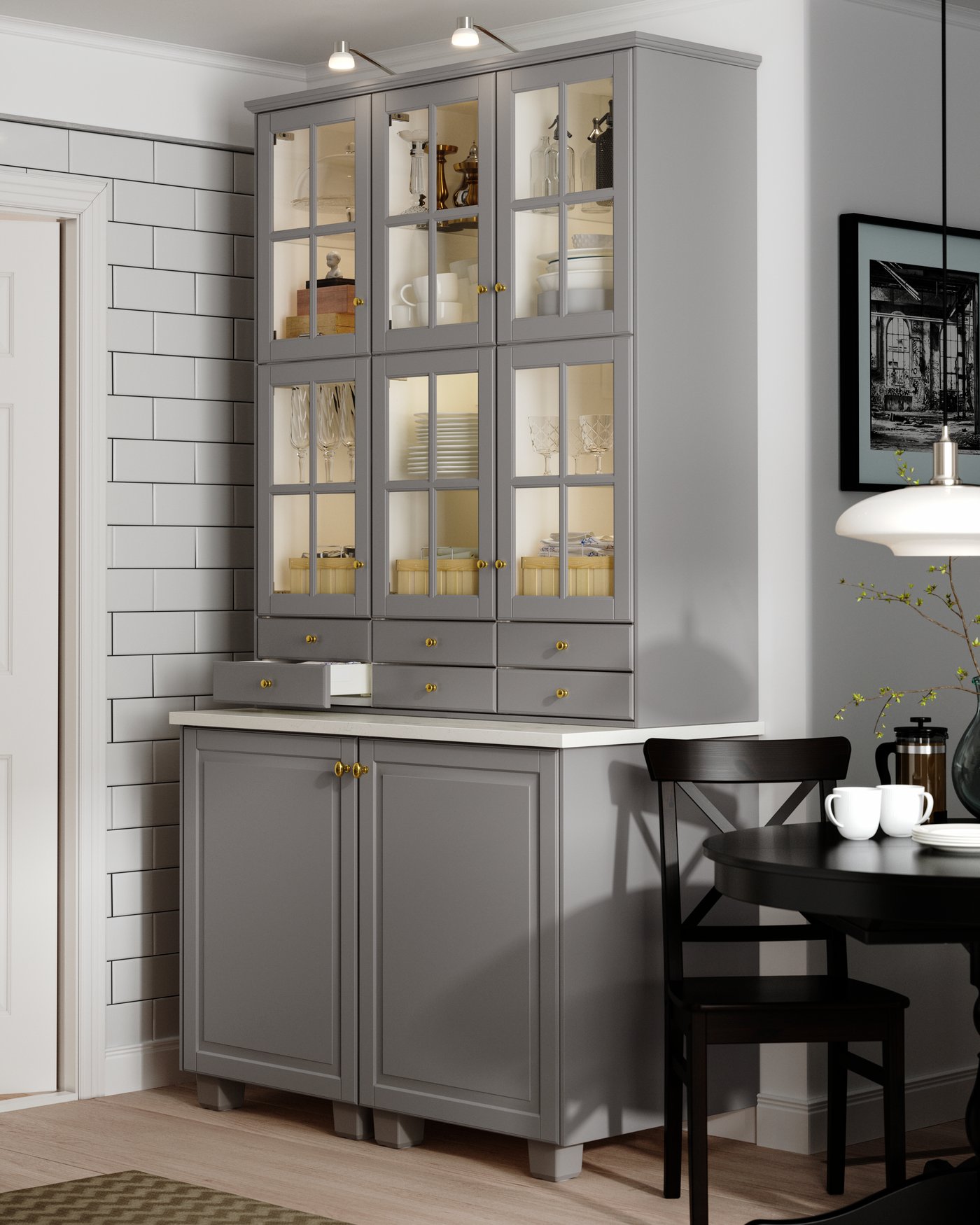 En förnicklad LINDSHULT LED skåpbelysning i köket.