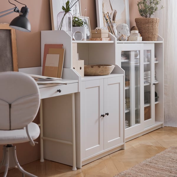 A natural LOHALS rug, flatwoven in the home office