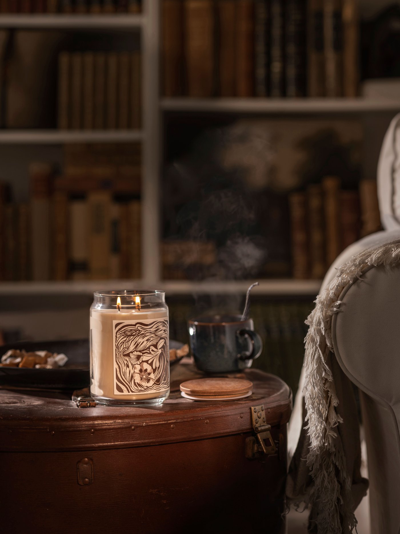 Vela perfumada a baunilha fumada na cor bege GLANSLIND em vidro com tampa e 2 pavios