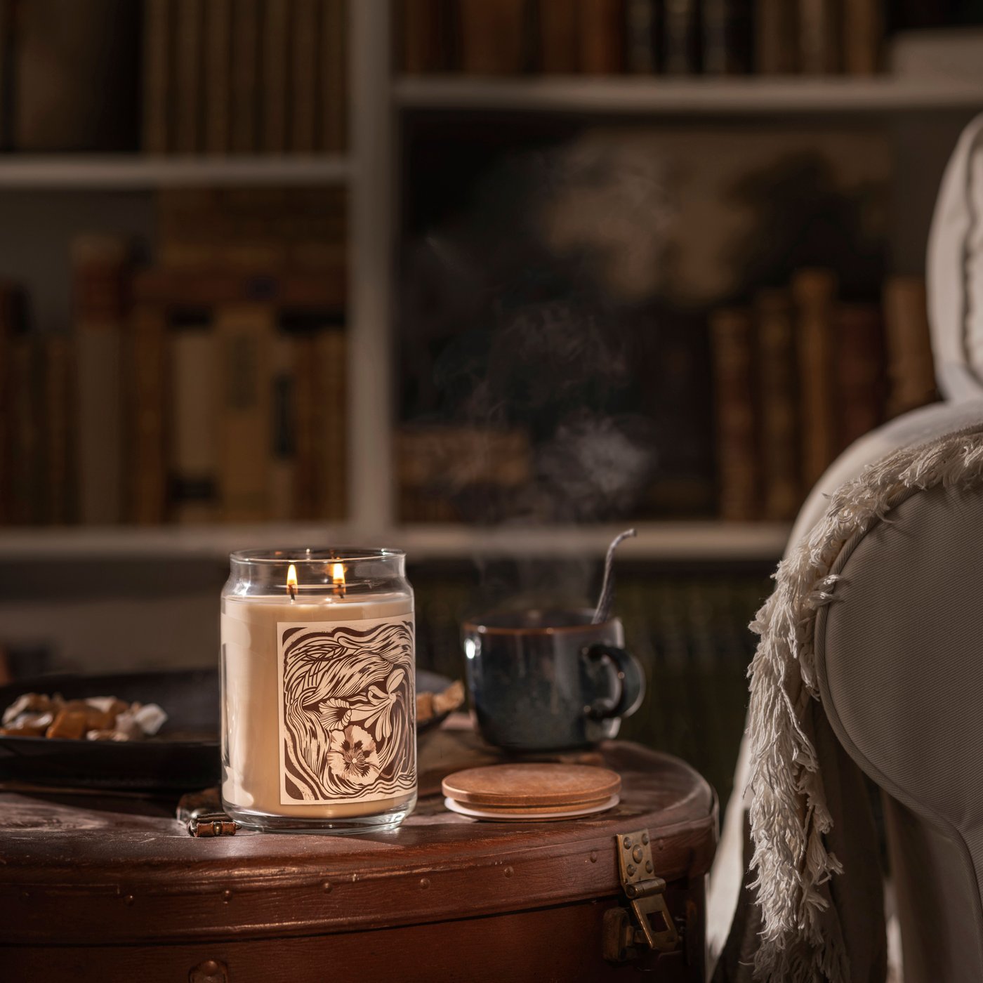 A smoky vanilla/light beige GLANSLIND scented candle/glass w lid/2 wicks