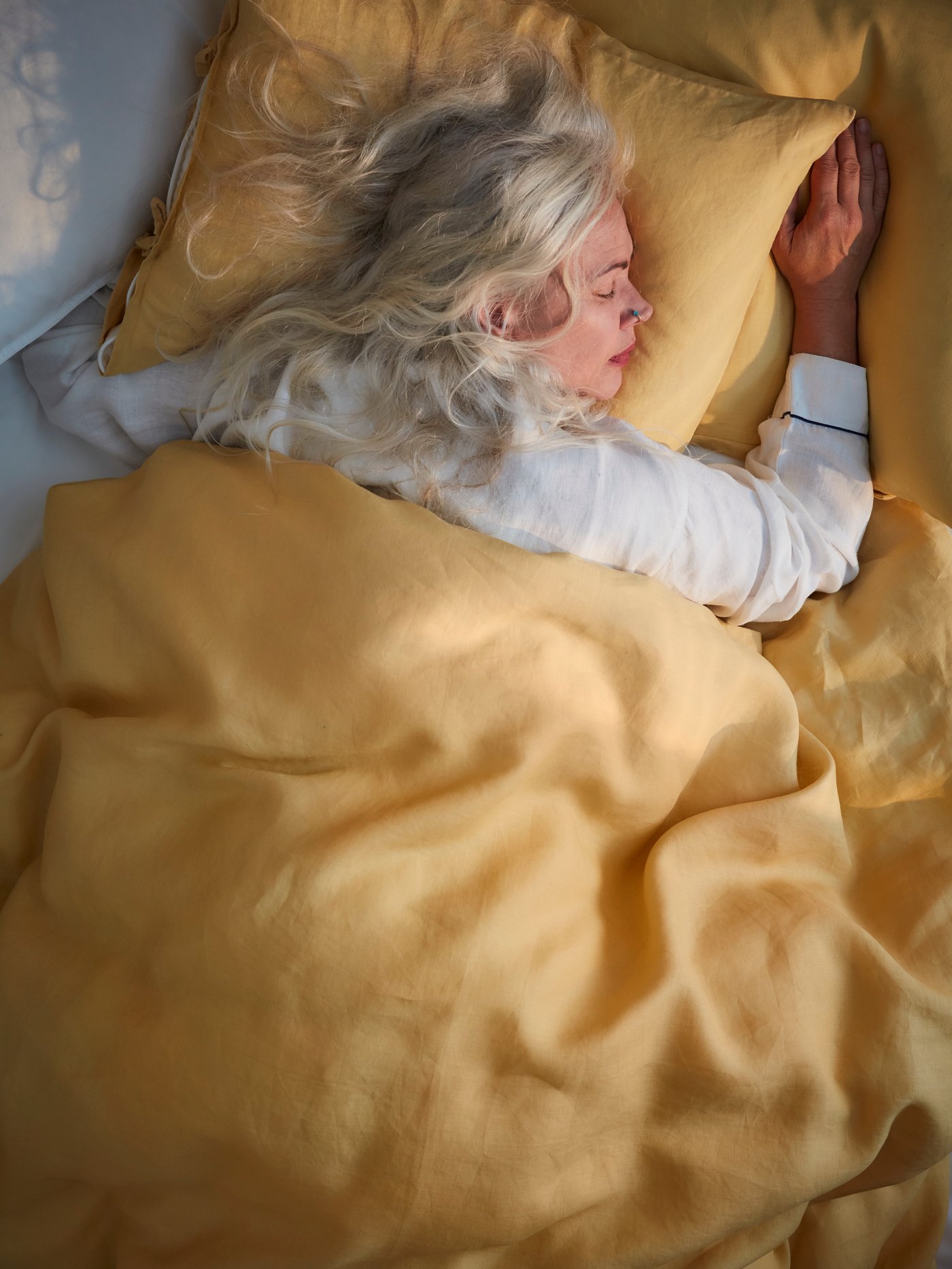 Un copripiumino PUDERVIVA giallo chiaro e 2 federe