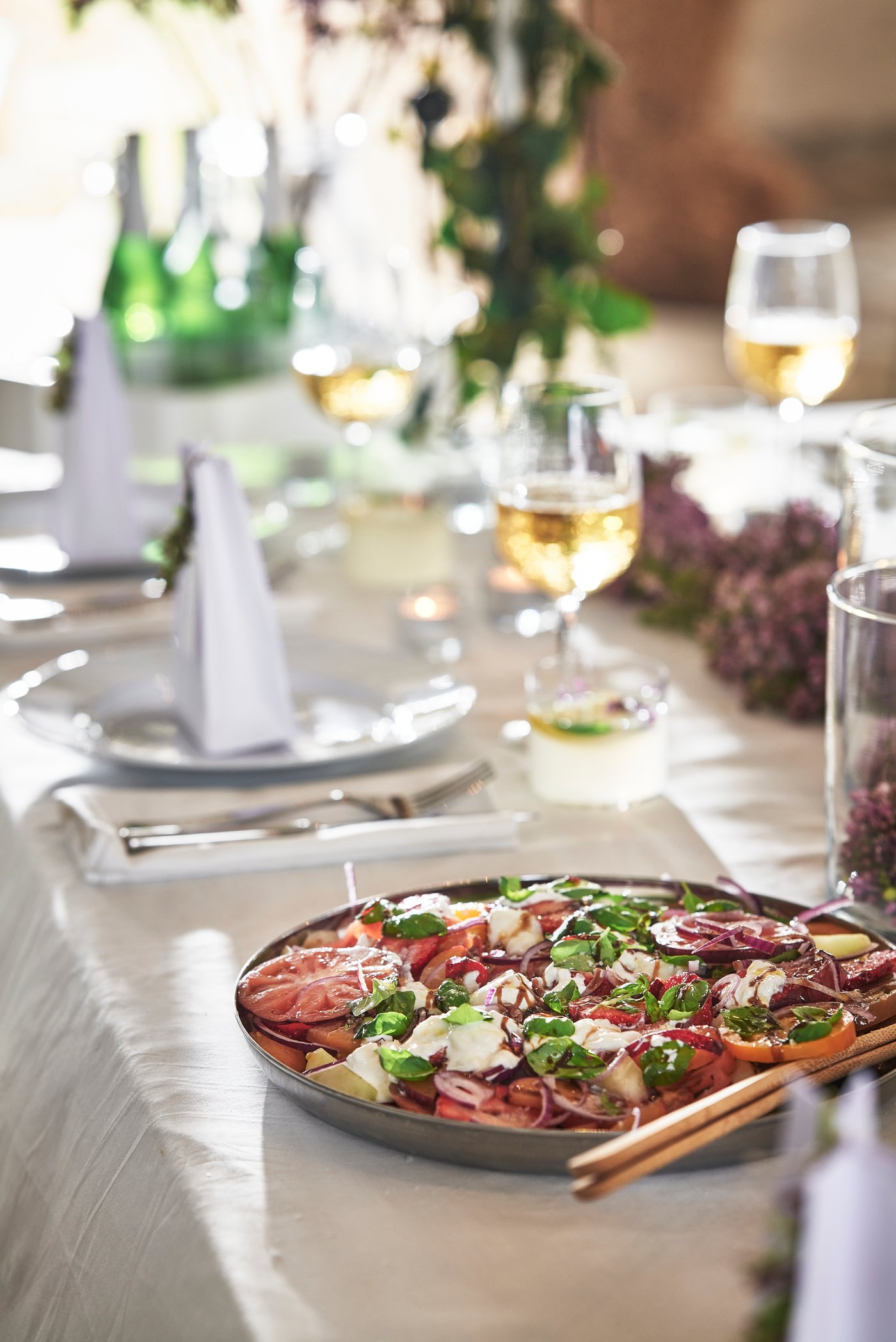 Ett uppdukat bord med vit duk