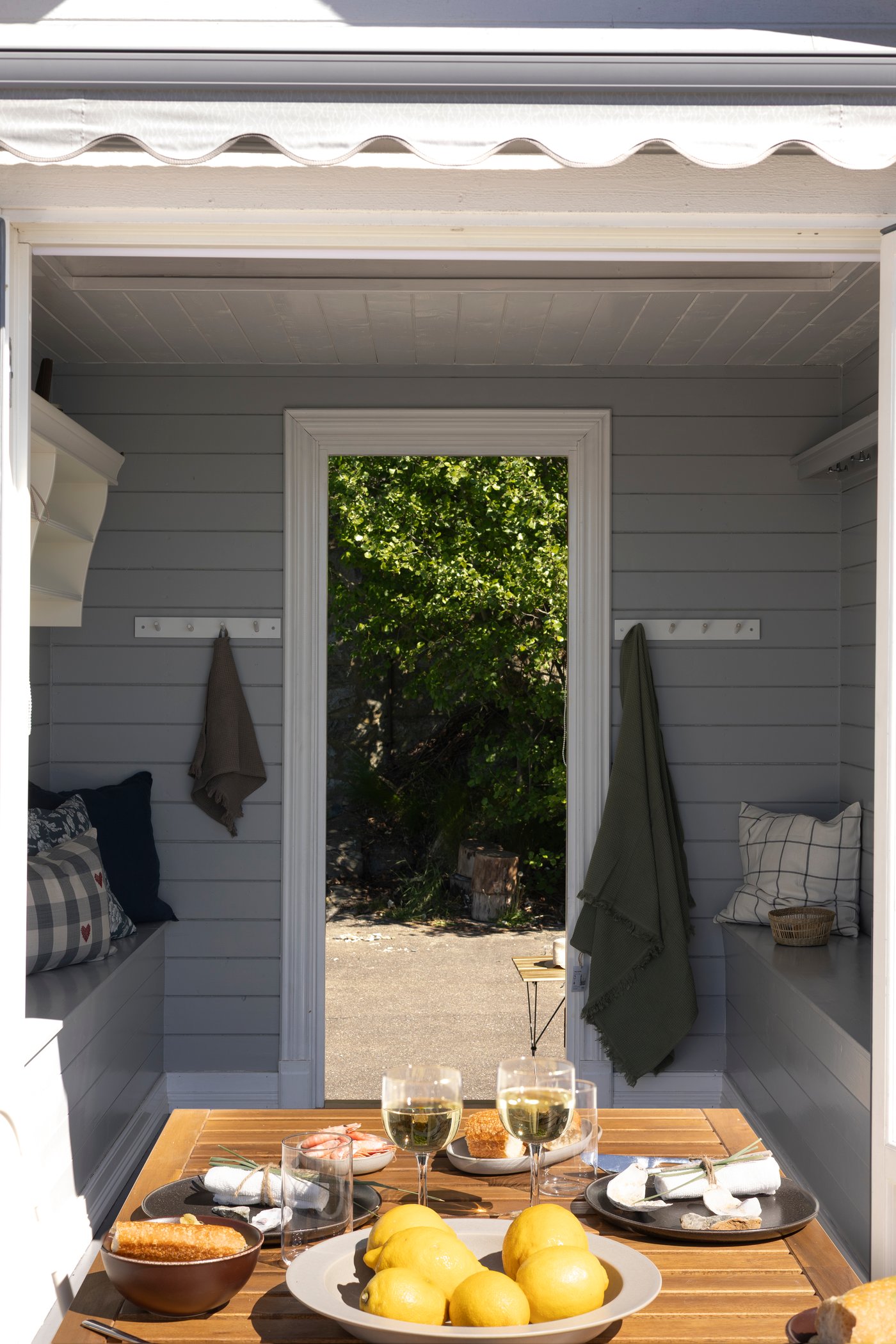 Benken er snekkerbygd og har oppbevaring til all visuell støy under lokket.