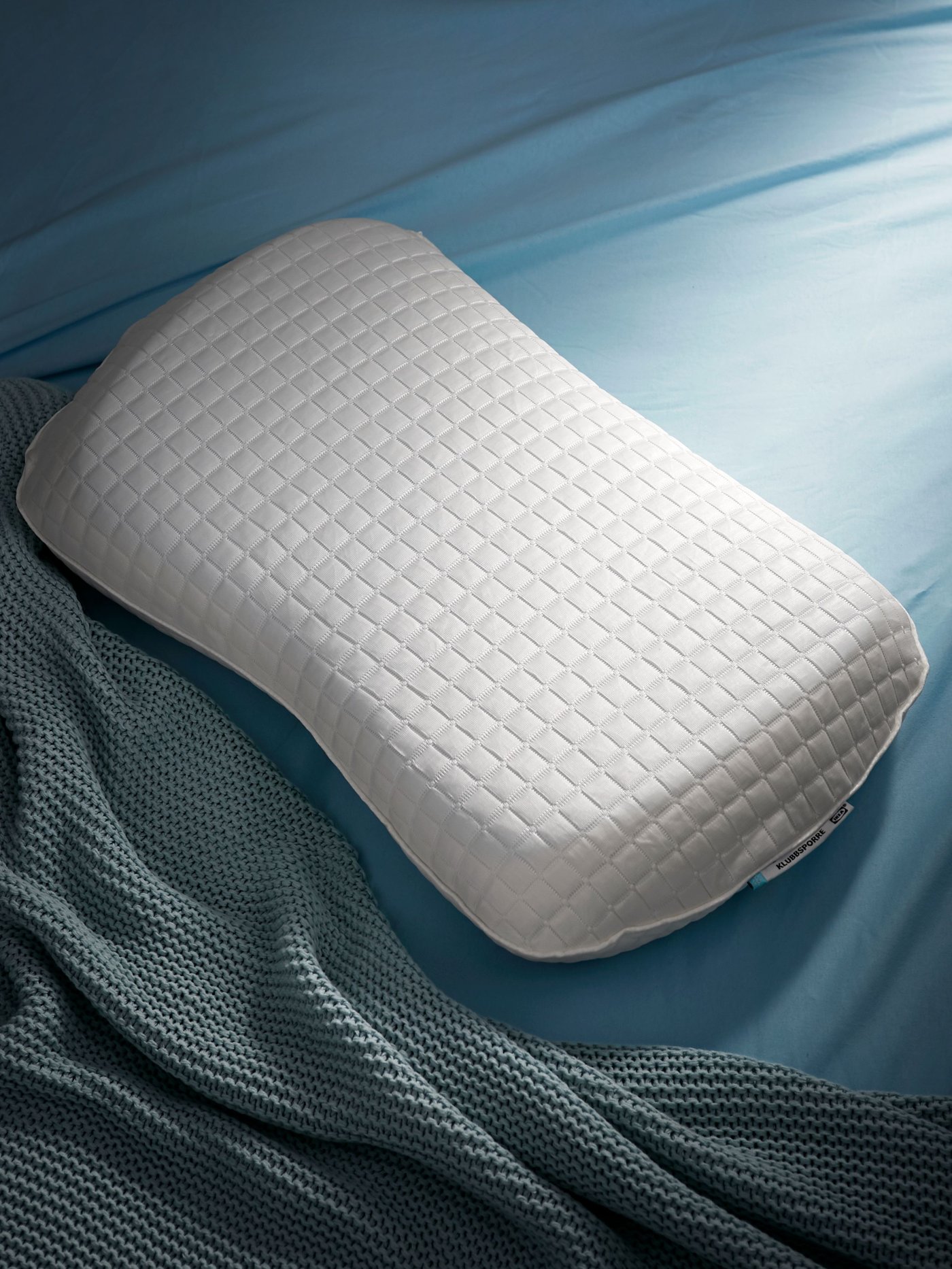 A KLUBBSPORRE ergonomic pillow, side/back sleeper