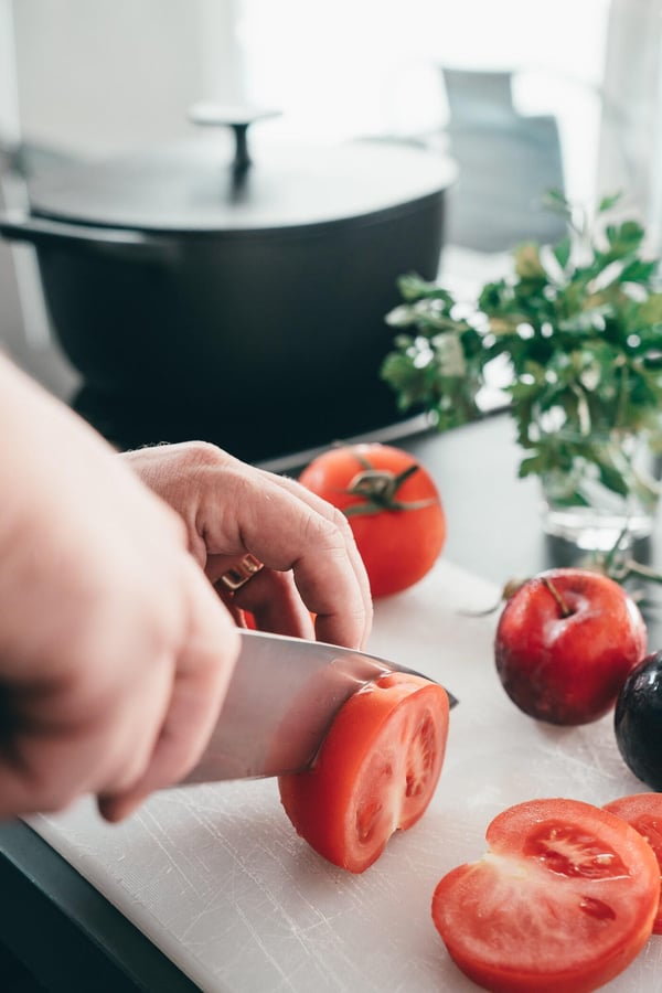 Tagliare la cipolla gialla, i pomodori e le prugne ricavandone cubetti di media grandezza